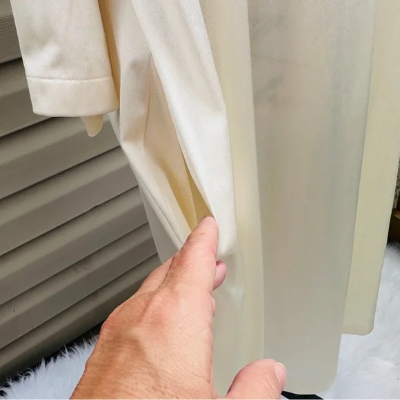 Vintage Vanity Fair Ivory Lace Nightgown Buttoned Robe - Picture 11 of 12